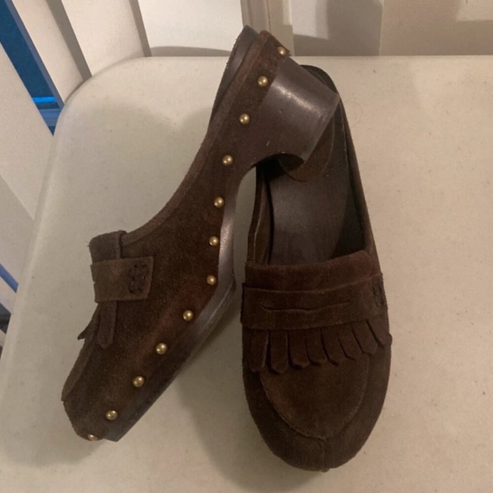 NINE & Company Y2K Brown Suede Clog Sandals W/Metal Rivets & Front Fringe Sz 9.5